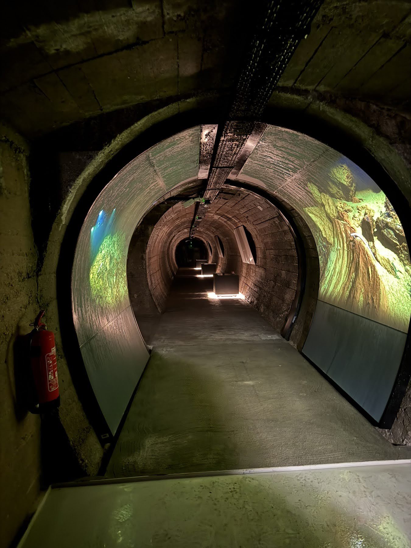 Temen hodnik z projekcijo na stenah