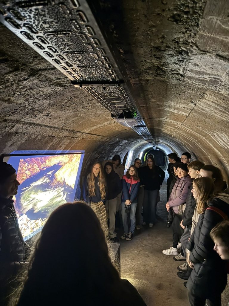 Skupina ljudi v podzemnem tunelu.