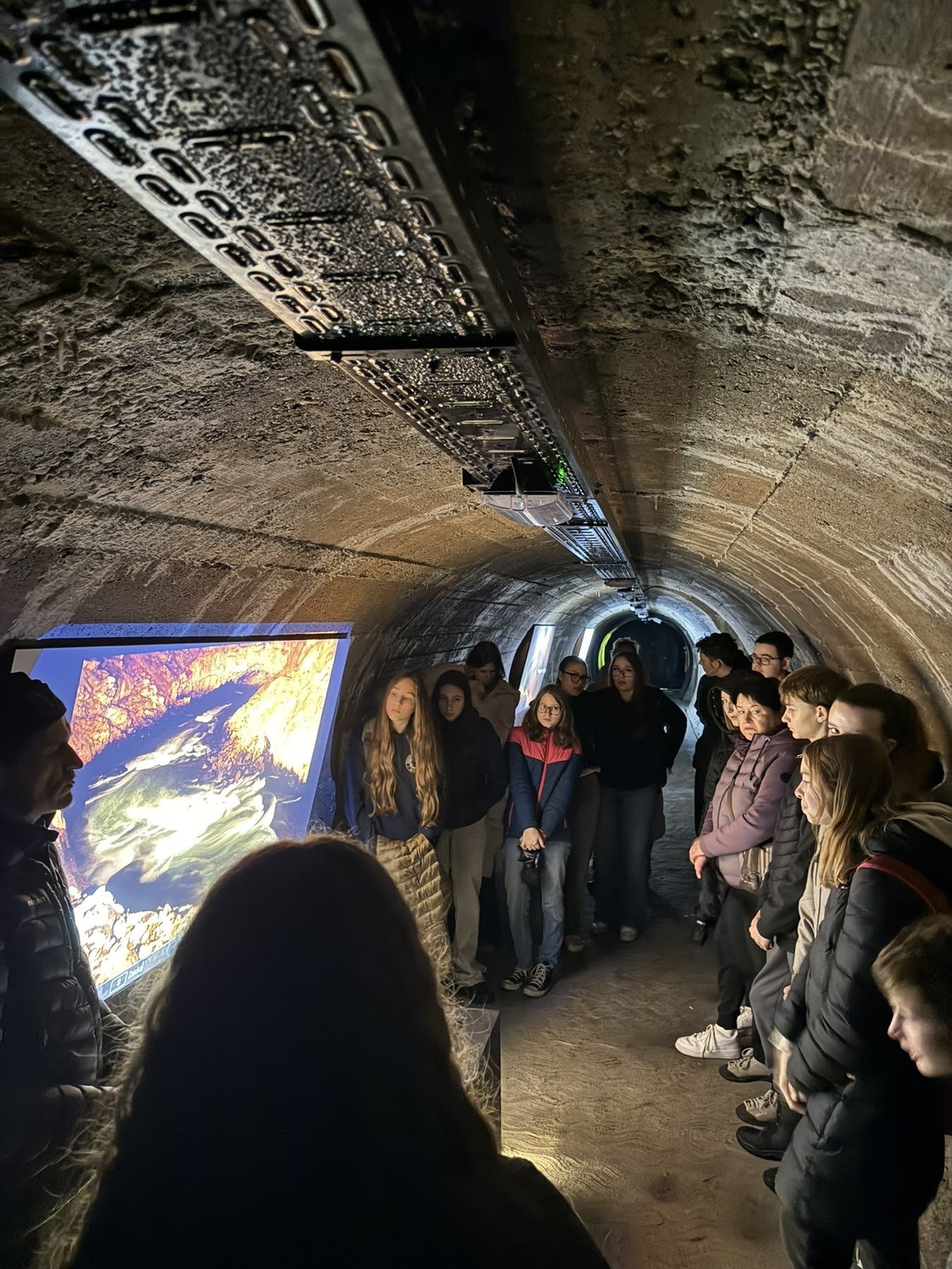 Skupina ljudi v podzemnem tunelu.