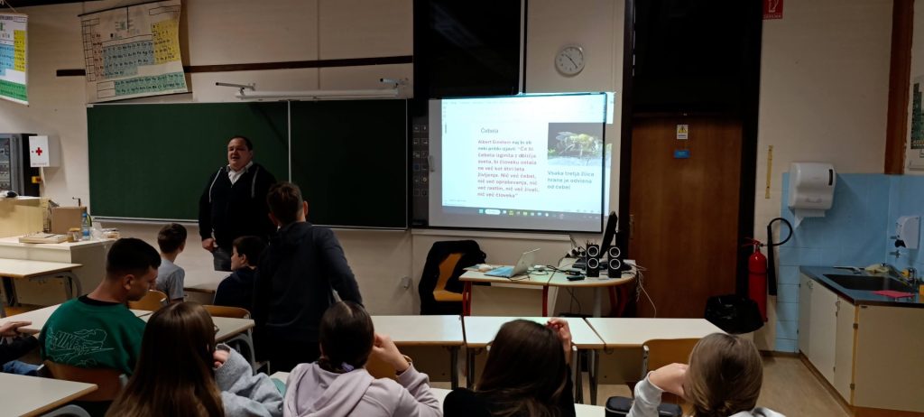 Učitelj predava v razredu.