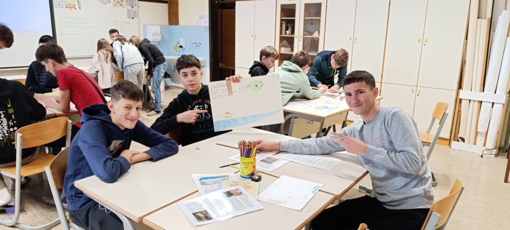 učenci predstavljajo plakat