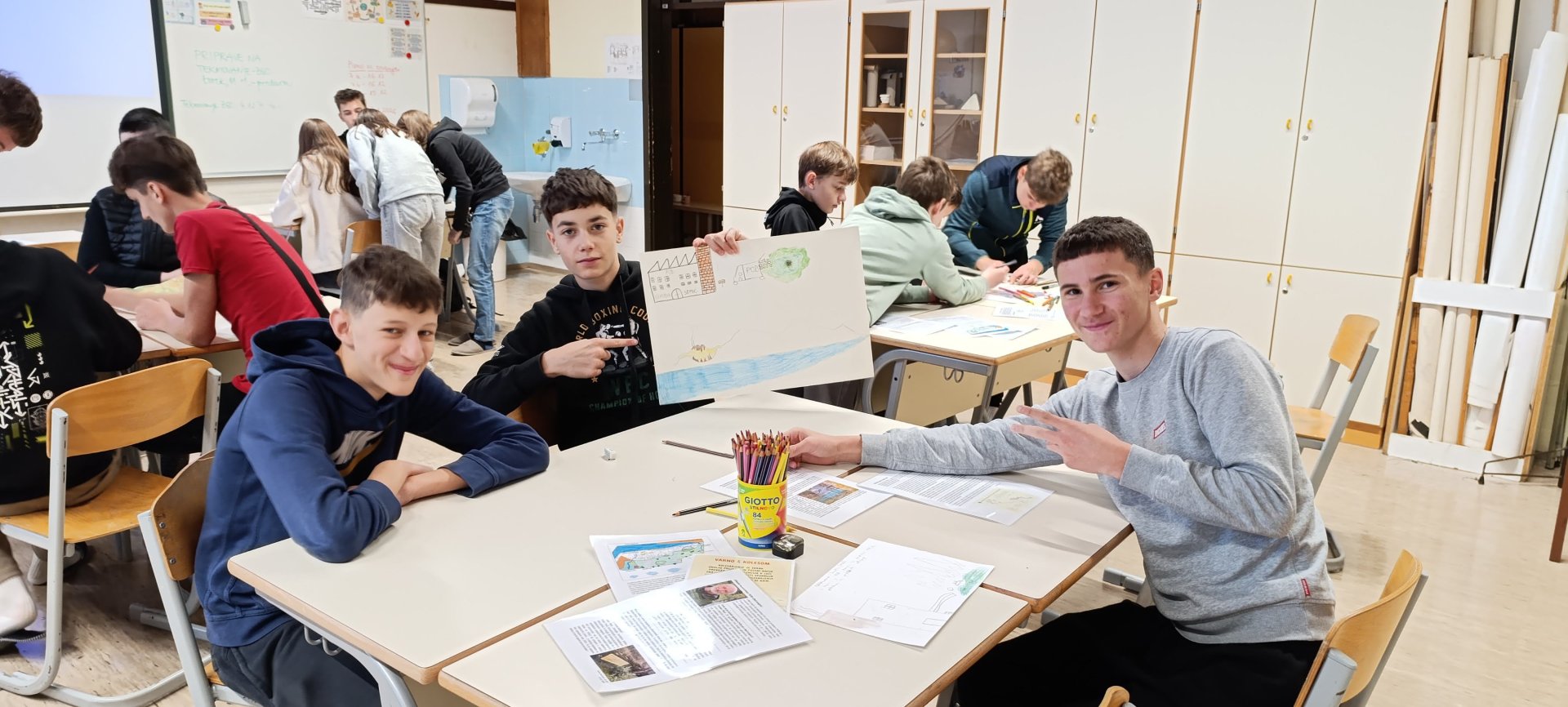 učenci predstavljajo plakat