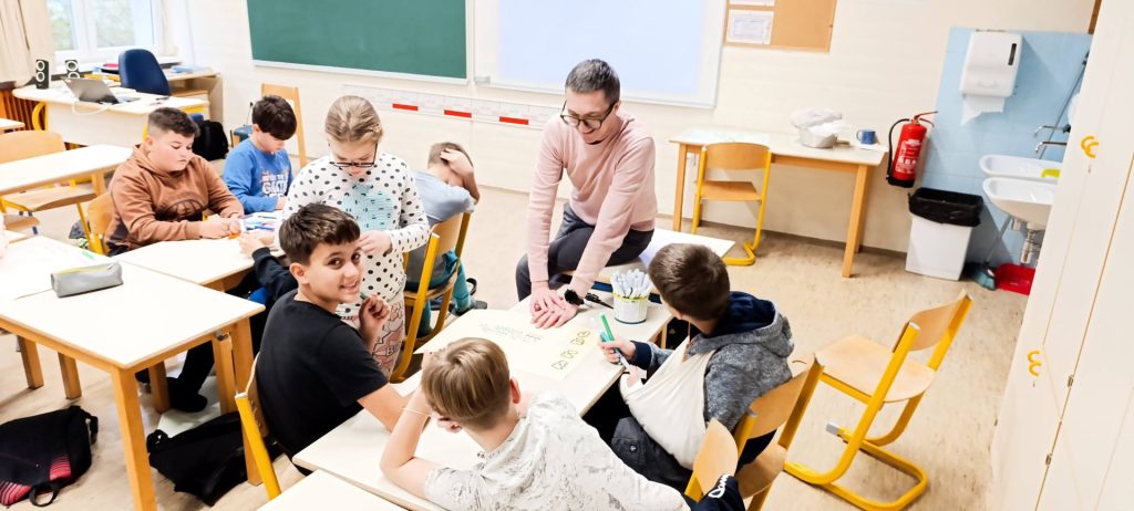 Učitelj razlaga učencem v razredu.