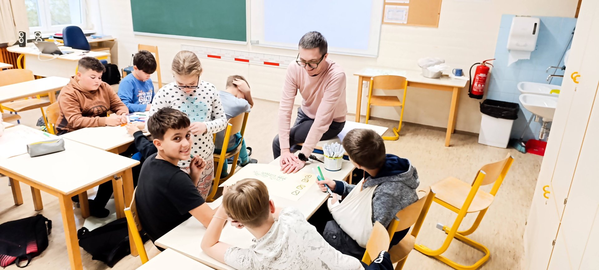 Učitelj razlaga učencem v razredu.