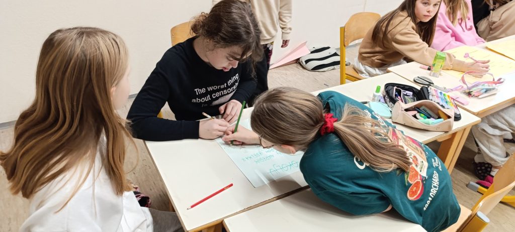 Dekleta ustvarjajo in se učijo.