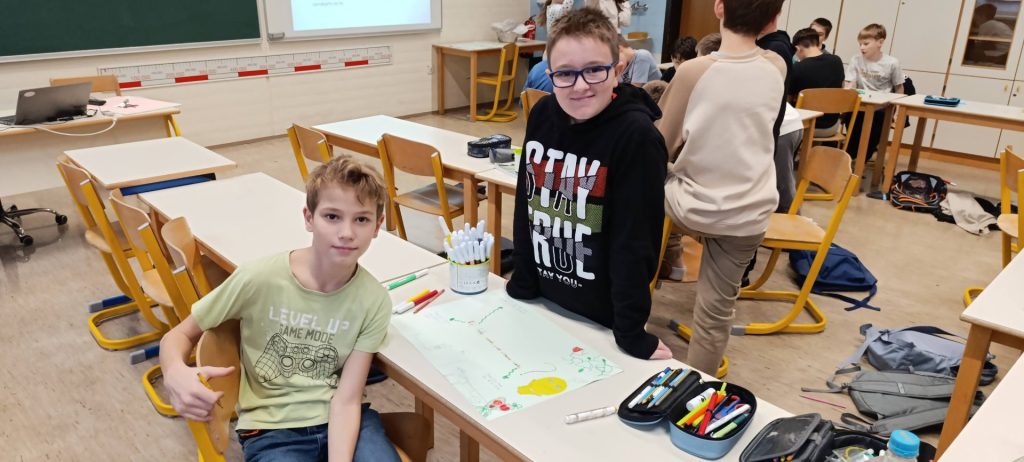 Učenci delajo na skupinskem projektu.