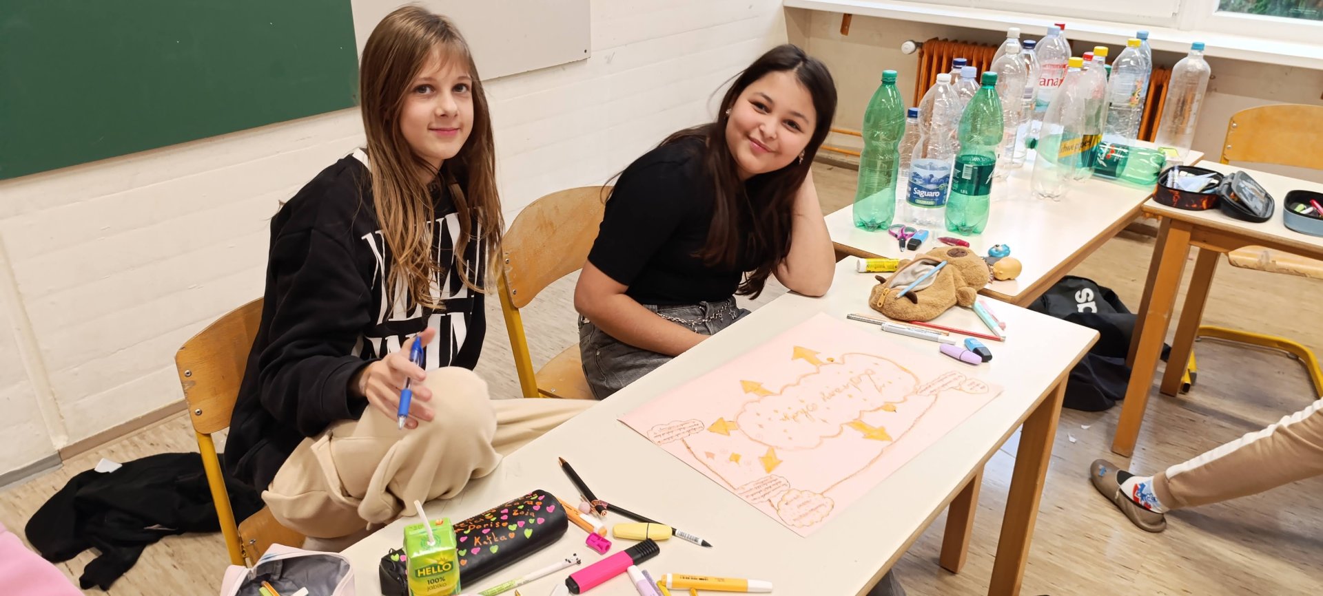 Učenci ustvarjajo na delavnici.