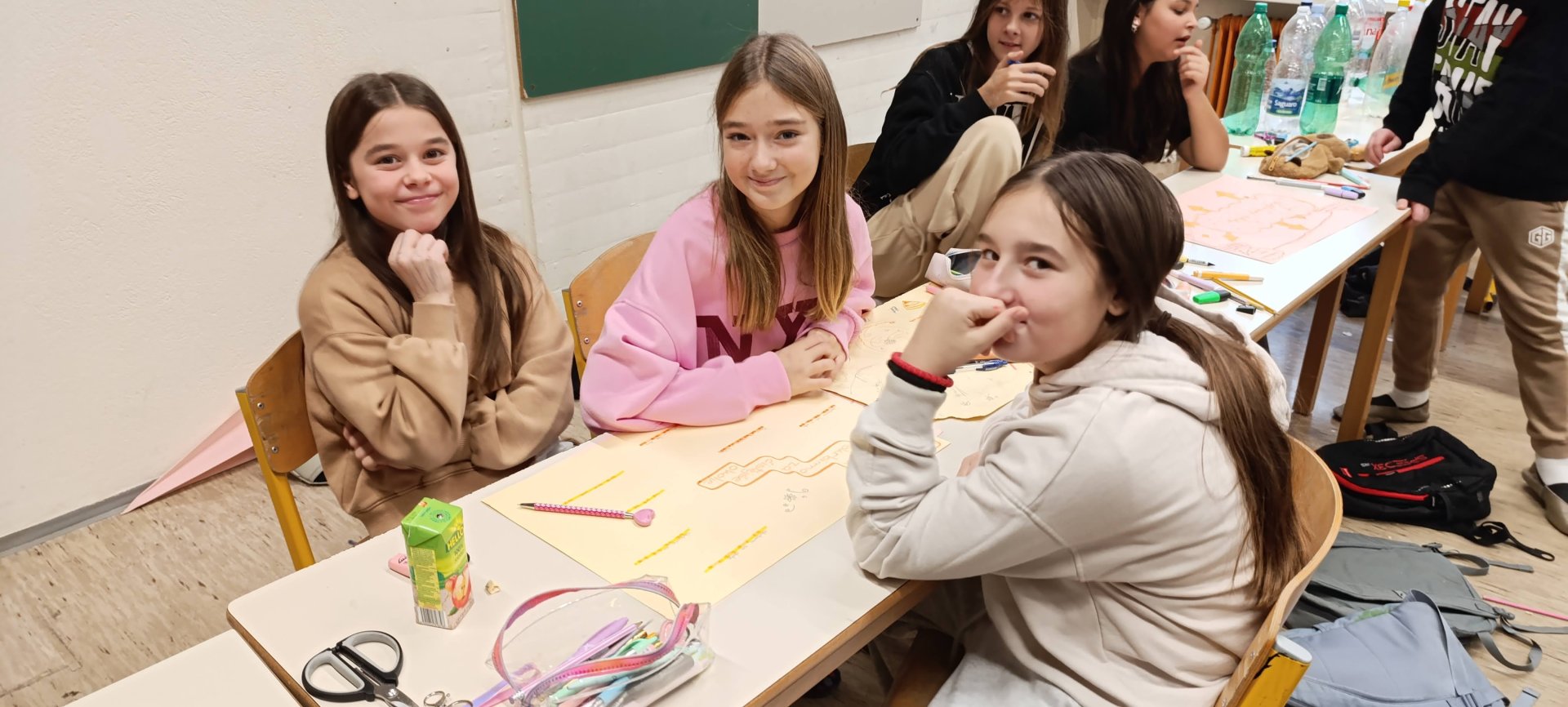 Učenci ustvarjajo v razredu.