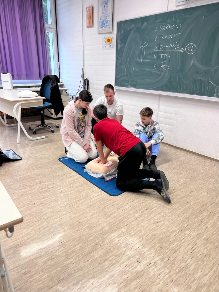 Učenje prve pomoči v razredu.