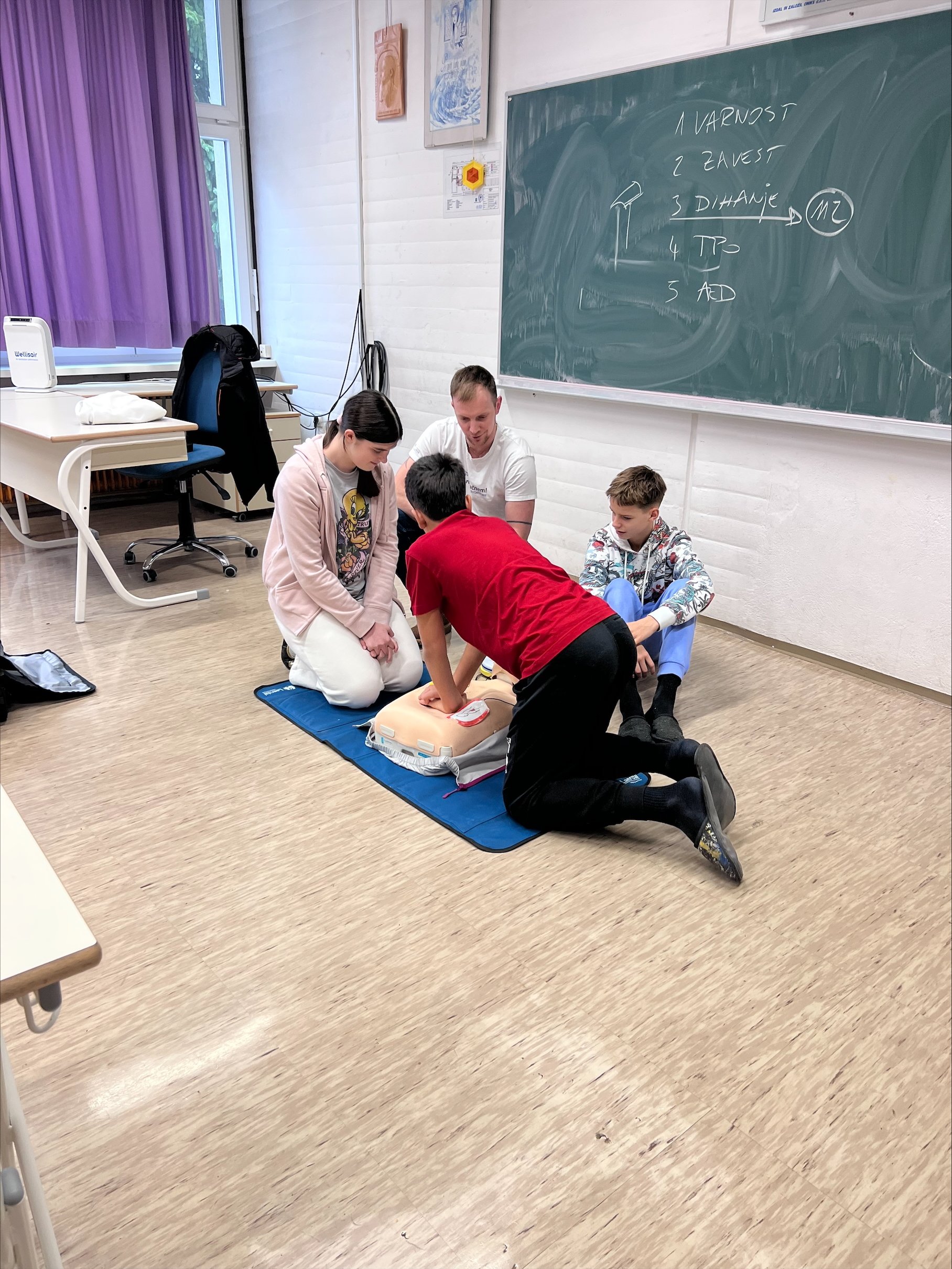 Učenje prve pomoči v razredu.