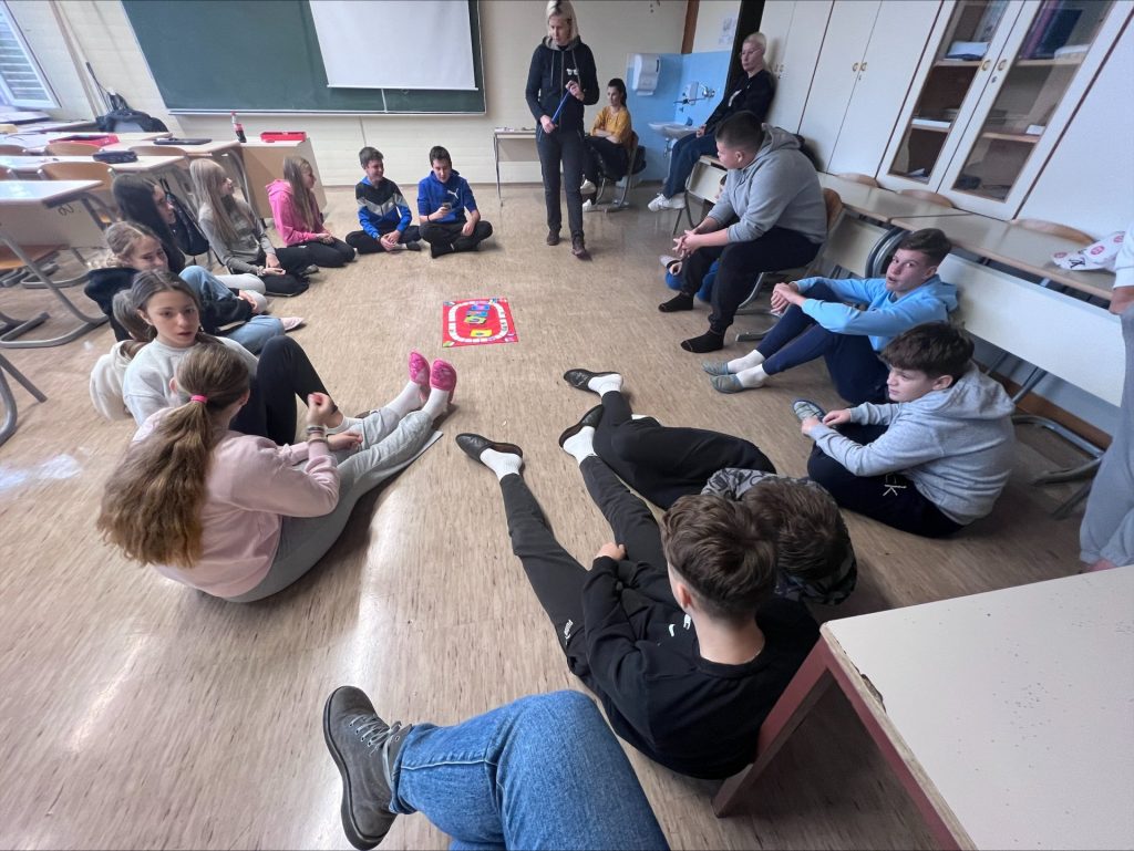 Otroci se igrajo v razredu.