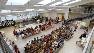 šolska proslava z nastopajočimi učenci na šolskem odru