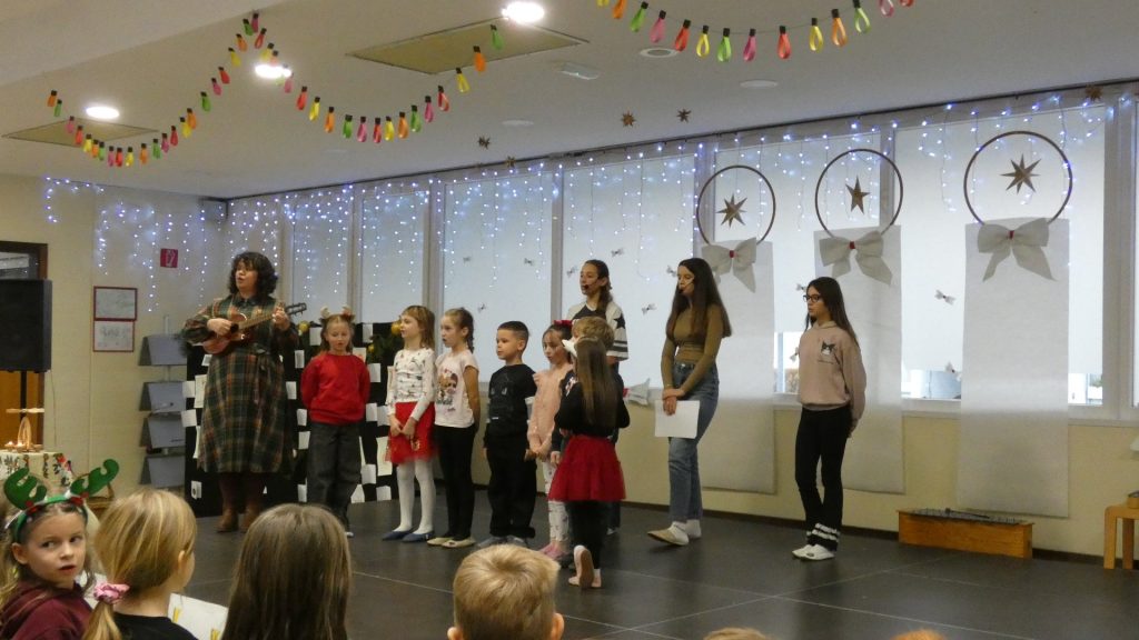 šolska proslava z nastopajočimi učenci na šolskem odru