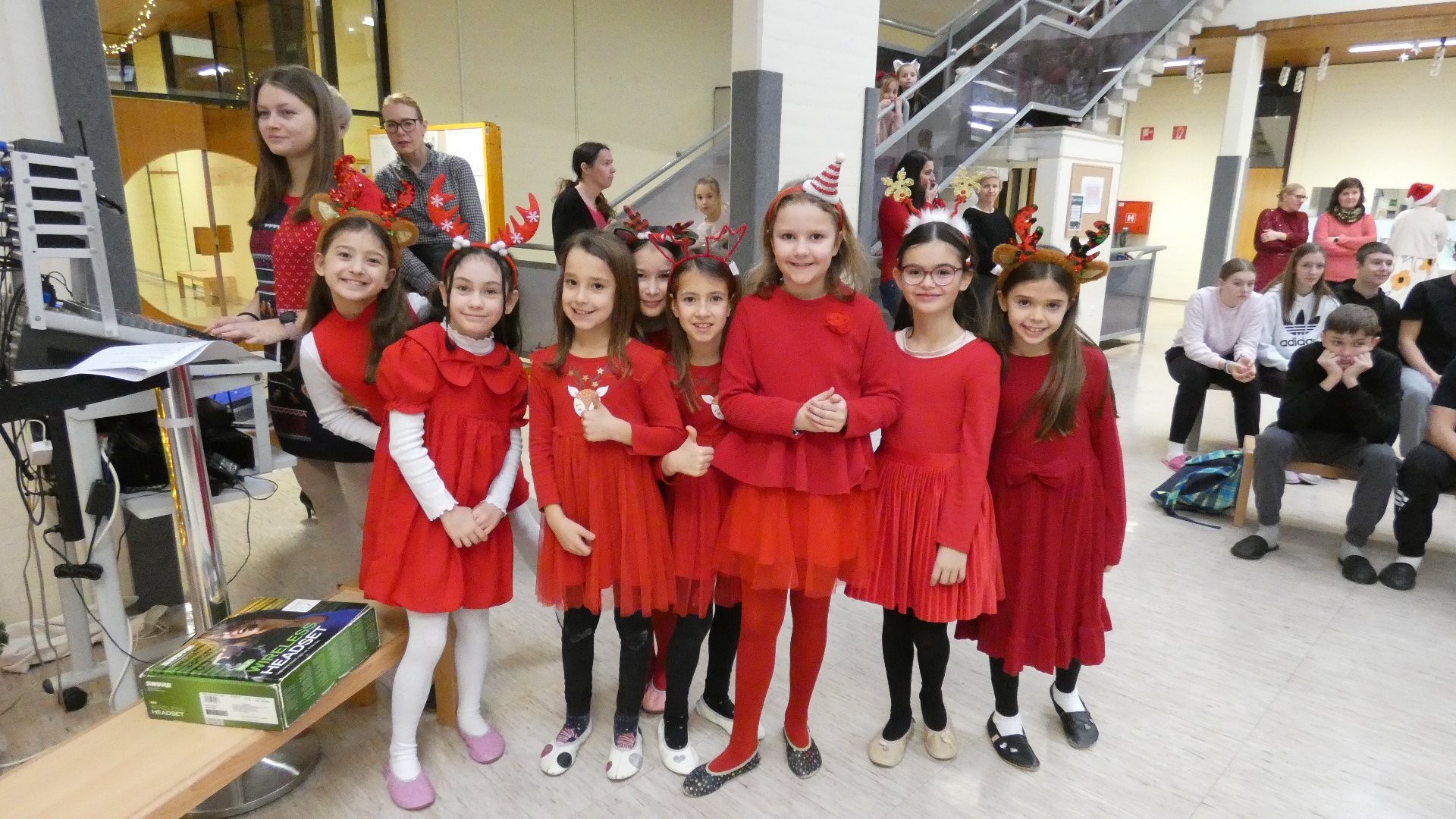 šolska proslava z nastopajočimi učenci na šolskem odru