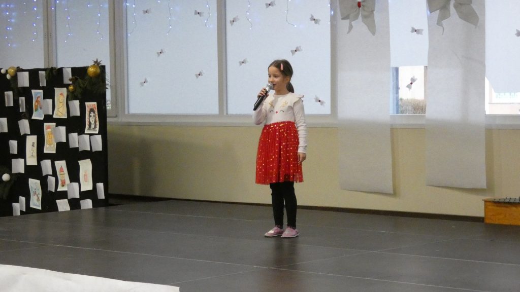 šolska proslava z nastopajočimi učenci na šolskem odru