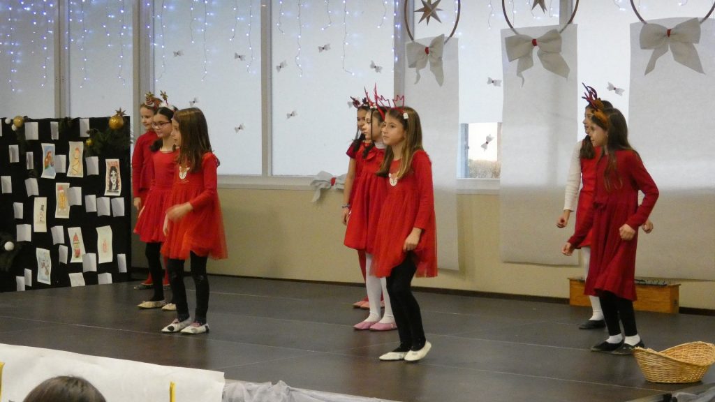 šolska proslava z nastopajočimi učenci na šolskem odru