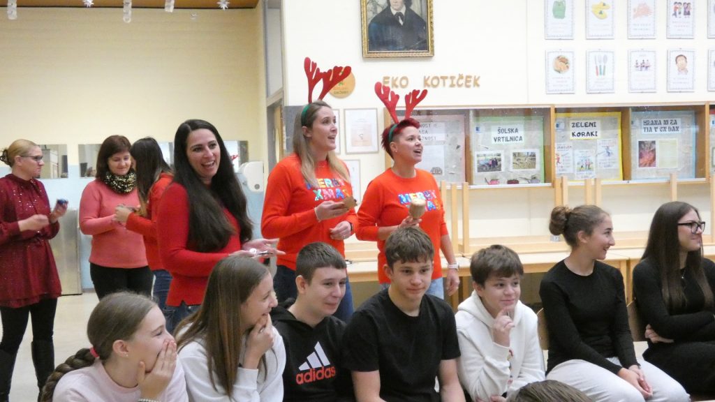 šolska proslava z nastopajočimi učenci na šolskem odru