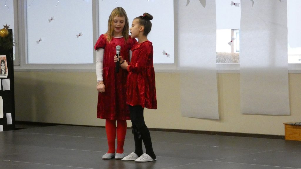 šolska proslava z nastopajočimi učenci na šolskem odru