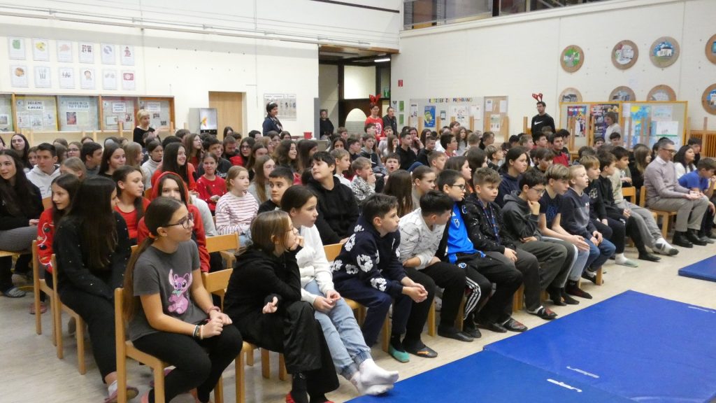 šolska proslava z nastopajočimi učenci na šolskem odru