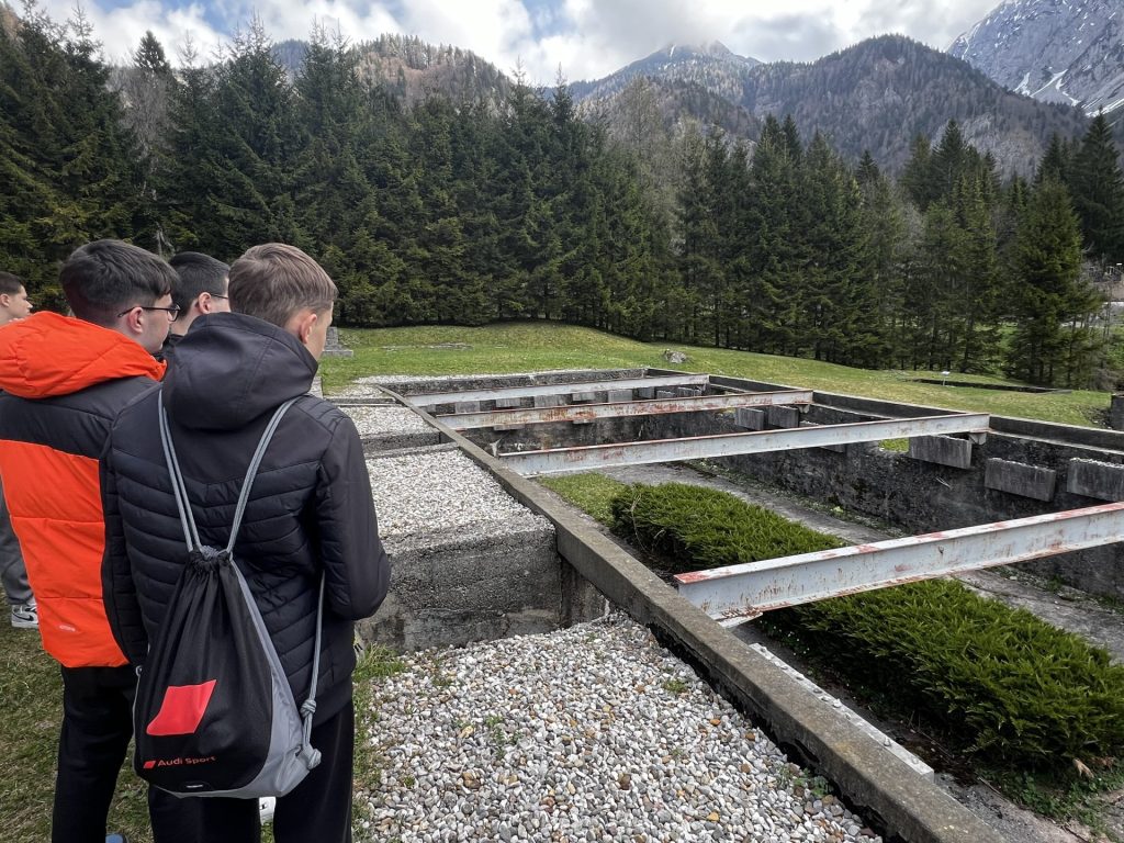 Ogledujejo ruševine nekdanje zgradbe.