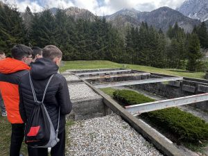 Ogledujejo ruševine nekdanje zgradbe.