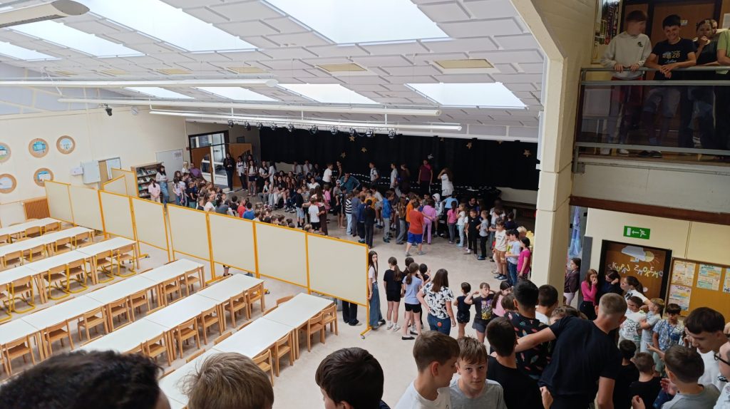 šolska avla z učenci