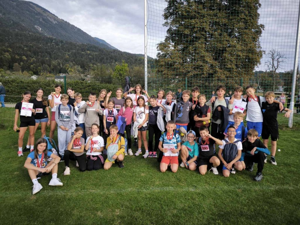 skupinska fotografija učencev na športnem dogodku