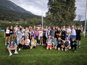 skupinska fotografija učencev na športnem dogodku